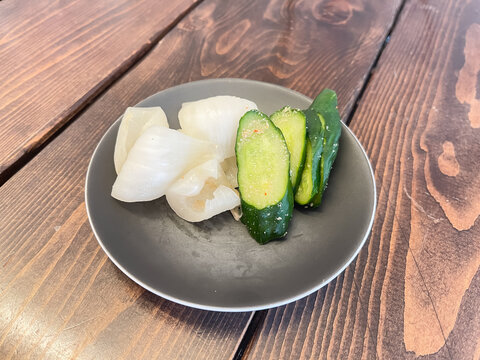 日本の伝統的な糠漬け。きゅうり、玉ねぎの漬物。