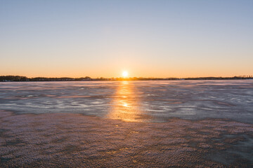 Obraz premium Beautiful winter landscape of a snow-covered beach at the Baltic Sea in Eckernförde