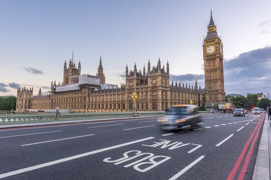 London Taxis on Westminster Bridge, Palace of Westminster, Houses of Parliament, Big Ben, City of Westminster, London, England, UK