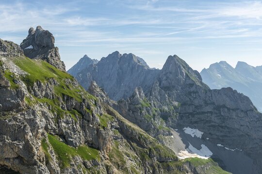 View of mountain summits, left Tiefkarspitze, middle Eastern Larchetfleckspitze, Mittenwalder H&ouml;henweg, Karwendel Mountains, Mittenwald, Germany
