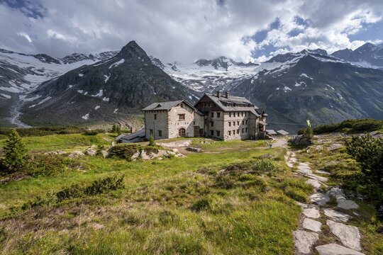 Berlin hut on the Berliner H&ouml;henweg, Steinmandl mountain peak, Waxeggkees and Hornkees glaciers, Zillertal Alps, Zillertal, Tyrol, Austria