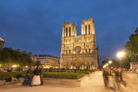 Notre Dame Cathedral at dusk, interior, western facade, Ile de la Cite, Paris, Region Ile-de-France, France