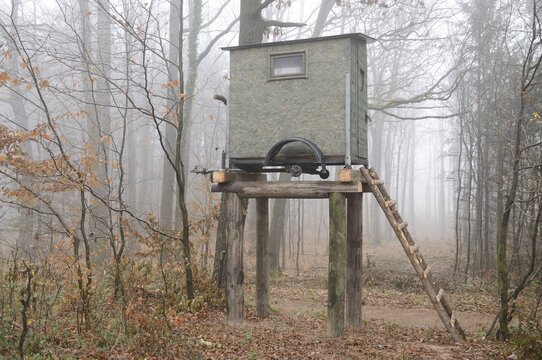 Mobile hunting hide, Rehgras, hiking trail on Hocheck Mountain, Triestingtal, Lower Austria, Austria, Europe