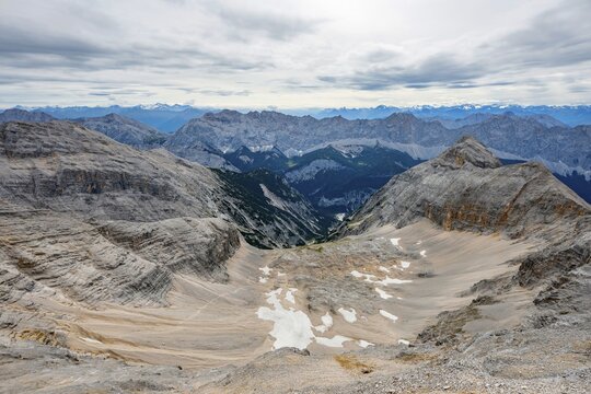 View into the Isar valley to the Gleirsch-Halltal chain with the J&auml;gerkarspitze, hike to the &Ouml;dkarspitze via Brendelsteig, Vomper chain, Karwendel, Tyrol, Austria