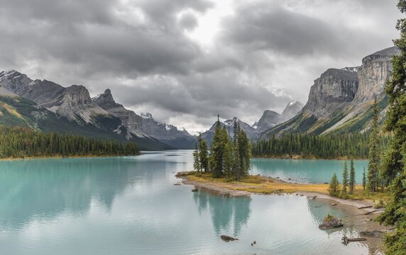 Island in a lake, Spirit Island in the glacial lake Maligne Lake, behind mountains Mount Paul, Monkhead and Mount Warren, Maligne Valley, Jasper National Park National Park, Canadian Rocky Mountains, Alberta, Canada