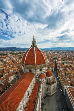 Florence Cathedral, Cattedrale di Santa Maria del Fiore with the dome by Brunelleschi, with the city, UNESCO World Heritage Site, Florence, Tuscany, Italy