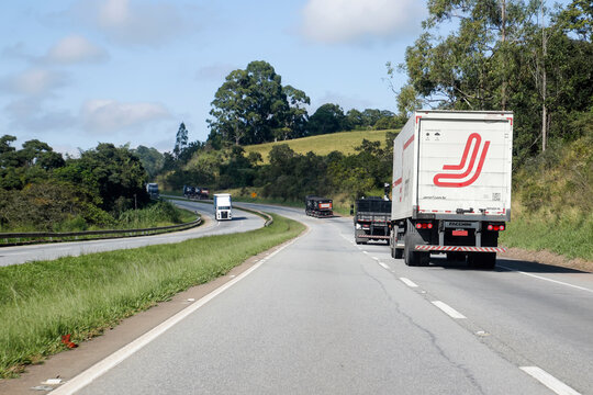 Fernao Dias Highway (BR-381) with moderate traffic on a clear day
