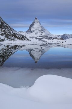 Matterhorn spiegelt sich im Riffelsee, Zermatt, Wallis, Schweiz |