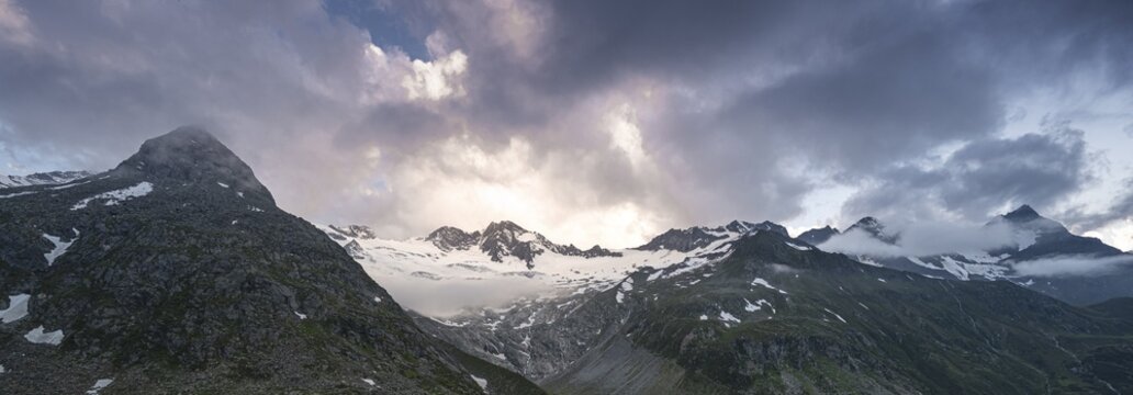 Evening mood, mountains at the Berliner H&ouml;henweg, left mountain peak Steinmandl right Gro&szlig;er M&ouml;seler, glacier Waxeggkees, Zillertaler Alps, Zillertal, Tyrol, Austria