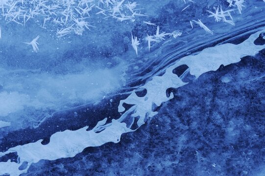 Structures in an iced up course of a stream
