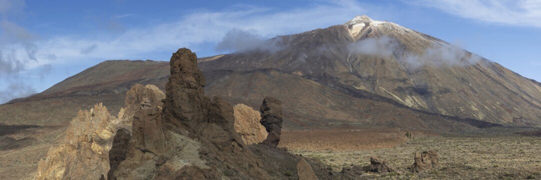 Pico del Teide, 3715m and Roques de Garcia, Teide National Park, Tenerife, Canary Islands, Spain