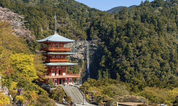 Nachi waterfall behind pagoda of Seigantoji Temple, Nachisan, Wakayama, Japan