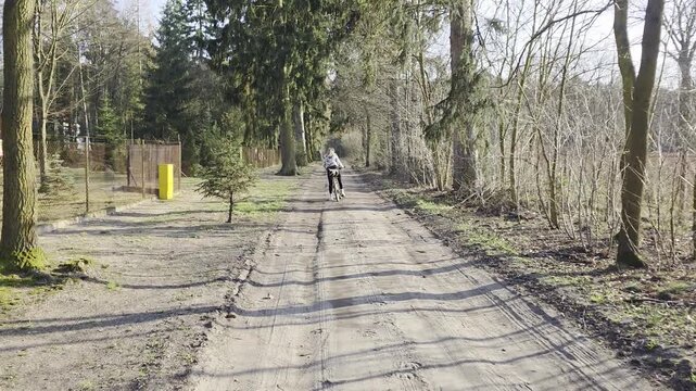 jadąc rowerem pod warszawą