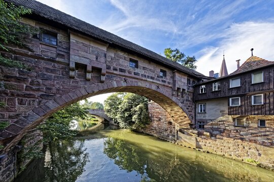 View from Kettensteg to Fronveste and Hallertor bridge over the river Pegnitz, on the right Wirtshaus Kettensteg, old town St. Sebald, Nuremberg, Middle Franconia, Franconia, Bavaria, Germany