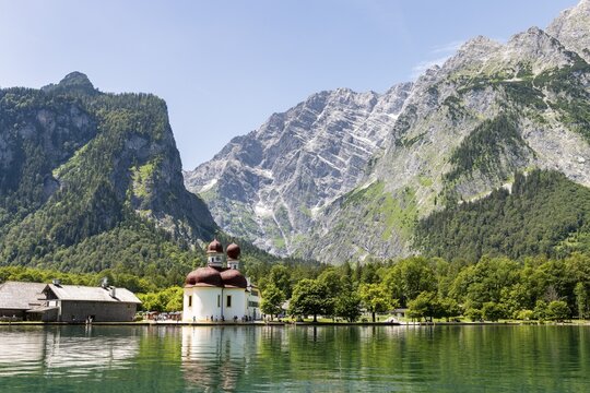 Lake Koenigssee with Watzmann massif and pilgrimage church of St. Bartholomew, Berchtesgaden National Park, Berchtesgadener Land, Upper Bavaria, Bavaria, Germany