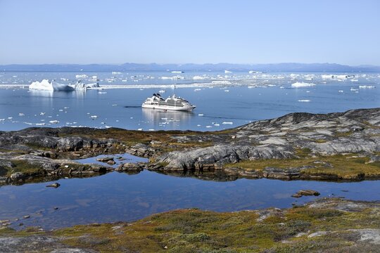 Cruise ship Seabourn Quest in Disko Bay, Ilulissat, West Greenland, Greenland
