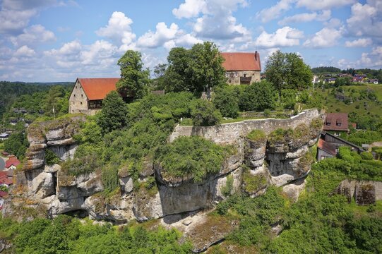 Pottenstein Castle with castle museum, hilltop castle, Spornburg, geotope, Franconian Switzerland-Veldenstein Forest nature park Park, Upper Franconia, Franconia, Bavaria, Germany