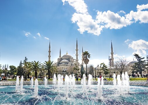 Blue Mosque, Sultan Ahmet Camii, Fountain in Sultan Ahmed Park, Sultanahmet, European part, Istanbul, Turkey