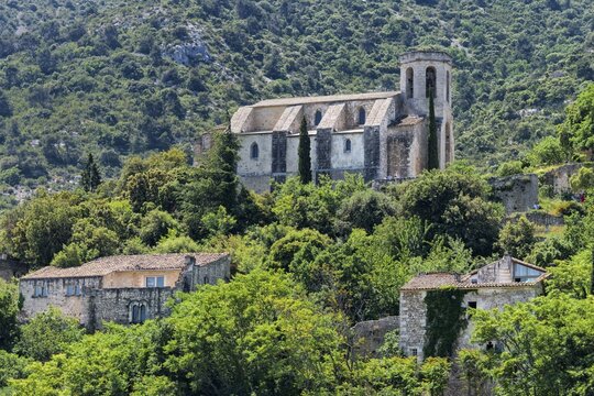 Medieval village of Oppede-le-Vieux with the Notre-Dame-d&rsquo;Alidon Church, also Notre-Dame-de-Dolidon Church, Vaucluse, Provence Alpes Cote d&rsquo;Azur, France