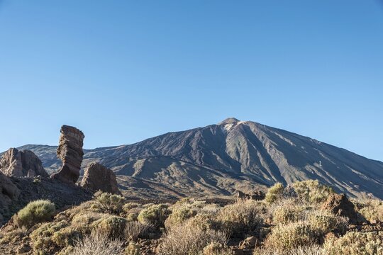 Pico del Teide or Mount Teide with the rock formation Roques de Garcia, Roque Chinchado, volcanic landscape, Llano de Uruanca plateau, Parque Nacional de las Ca&ntilde;adas del Teide, Teide National Park, UNESCO World Natural Heritage Site, Tenerife, Canary Islands, Spain