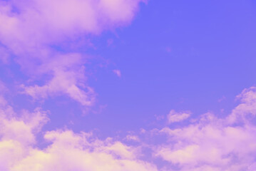 Obraz premium Vibrant purple sky background with soft pink clouds. Natural abstract and dreamlike landscape with dramatic and unique color tones for artistic design concept.