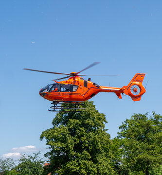 Bielefeld,Deutschland- 28.05.2020: Landung des Rettunghubschraubers Christoph 13 dabei Unrat und Staub aufwirbelnd