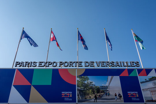 Paris, France - 19 mars 2026: Enseigne du parc des expositions de la porte de Versailles, ou Paris Expo Porte de Versailles, accueillant de nombreux salons, foires, conventions, et expositions