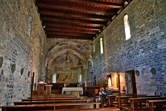 Colico, interno della chiesa dell'Abbazia di Piona o Priorato di Piona, importante esempio di architettura romanica lombarda, Lago di Como, Italia