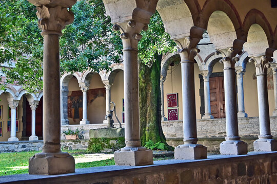 Colico, il chiostro dell'Abbazia di Piona o Priorato di Piona, importante esempio di architettura romanica lombarda, Lago di Como, Italia