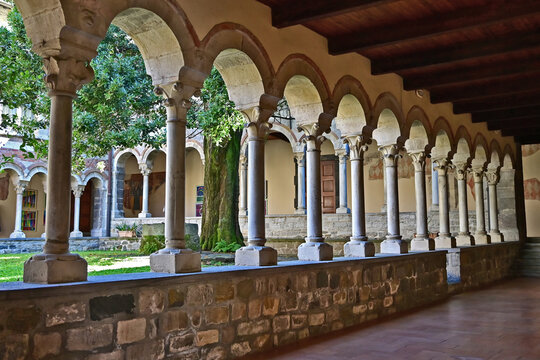 Colico, il chiostro dell'Abbazia di Piona o Priorato di Piona, importante esempio di architettura romanica lombarda, Lago di Como, Italia