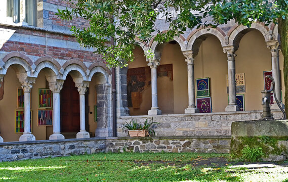 Colico, il chiostro dell'Abbazia di Piona o Priorato di Piona, importante esempio di architettura romanica lombarda, Lago di Como, Italia