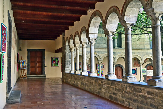 Colico, il chiostro dell'Abbazia di Piona o Priorato di Piona, importante esempio di architettura romanica lombarda, Lago di Como, Italia