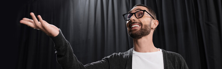 Obraz premium Handsome actor prepares with enthusiasm for an extraordinary theater performance