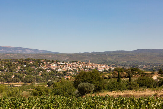Panorama du village proven&ccedil;al perch&eacute; de La Cadi&egrave;re d&rsquo;Azur, entour&eacute; de collines, vignes, pins, cypr&egrave;s et oliviers, sud de la France
