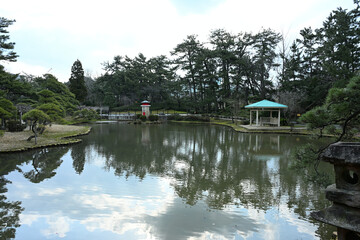 Obraz premium 白山神社の池と東屋のある景色（新潟県新潟市中央区）