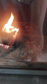 Feu dans la chemin&eacute;e avec reflet de jambes