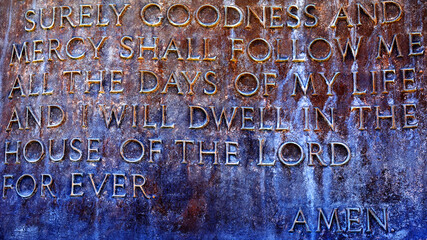 Obraz premium Portion of Psalm 23 Carved into Memorial in Cemetery