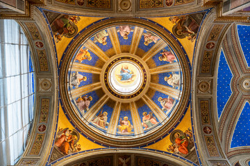 Obraz premium View of decorated ceiling inside Saint Augustine church in Rome