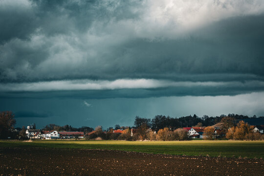 Dunkle Wolken k&uuml;ndigen den n&auml;chsten Regen- oder Graupelschauer an
