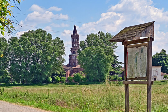 Milano, in cammino verso l'abbazia benedettina di Chiaravalle attraverso il parco della Vettabia, Lombardia, Italia