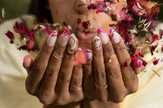Femme soufflant sur des fleurs