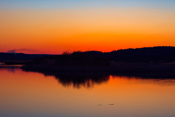 Piekny zachód słońca nad wodą © Dariusz
