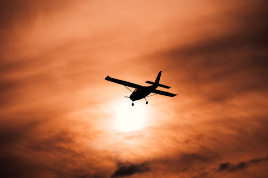 Samolot na tle pięknego zachodu słońca