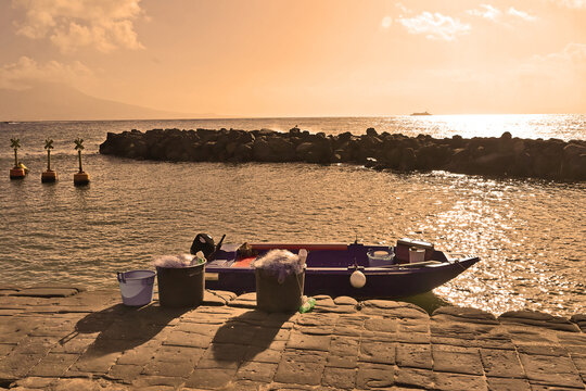 Napoli, spiaggia, lungomare e vedute di Mergellina, Campania, Italia