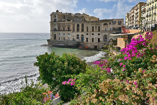 Napoli, spiaggia, lungomare e vedute di Mergellina, Campania, Italia