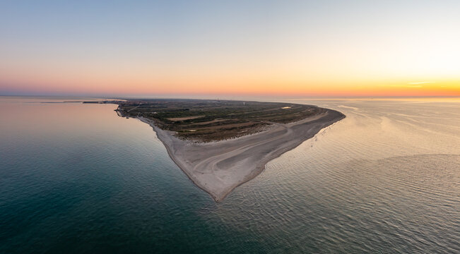 Grenen bei Skagen in D&auml;nemark, wo Nordsee und Ostsee bzw. Skagerrak und Kattegat aufeinander treffen, bei Sonnenuntergang.