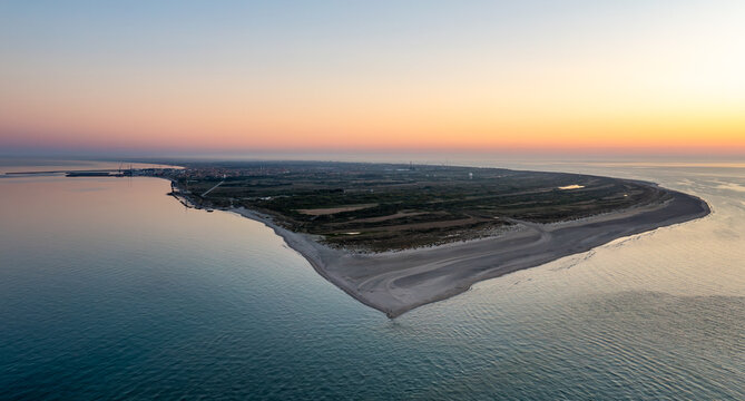 Grenen bei Skagen in D&auml;nemark, wo Nordsee und Ostsee bzw. Skagerrak und Kattegat aufeinander treffen, bei Sonnenuntergang.
