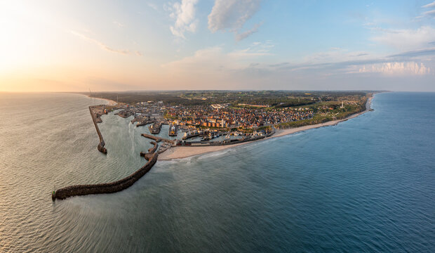 Der Hafen von Hirtshals in D&auml;nemark an der Nordseek&uuml;ste bei Sonnenaufgang