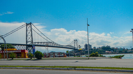 Fototapeta premium ponte Hercílio Luz que liga a ilha de Florianópolis ao continente