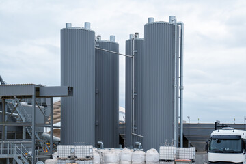 Large storage silos with pipes at an industrial asphalt production plant © Floren Horcajo